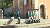 Casco e targa, crisi dei monopattini