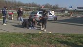 Ferisce poliziotti a martellate