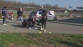 Ferisce poliziotti a martellate