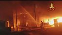 Brucia stabilimento, fiamme e paura