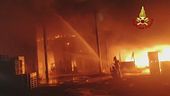 Brucia stabilimento, fiamme e paura