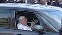 L'abbraccio dei fedeli al Papa