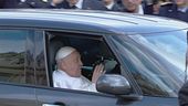 L'abbraccio dei fedeli al Papa