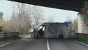 Maxi rapina, auto bruciate e chiodi