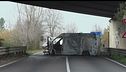 Maxi rapina, auto bruciate e chiodi