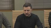 Zelensky si piega a Trump