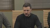 Zelensky si piega a Trump