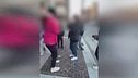 Aggredita dalle bulle, video choc