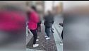 Aggredita dalle bulle, video choc