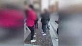 Aggredita dalle bulle, video choc