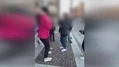 Aggredita dalle bulle, video choc