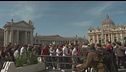 Papa Francesco, folla di fedeli si riversa verso Piazza San Pietro