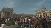 Papa Francesco, folla di fedeli si riversa verso Piazza San Pietro