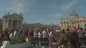 Papa Francesco, folla di fedeli si riversa verso Piazza San Pietro