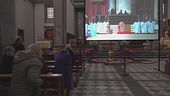 Fedeli e laici davanti agli schermi