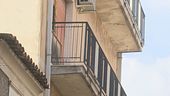 Lancia dal balcone figlia di 7 mesi