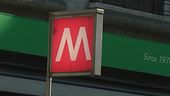 Ultimo vagone della metropolitana come tavola da surf