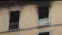 Casa in fiamme, si lancia nel vuoto