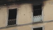 Casa in fiamme, si lancia nel vuoto