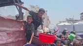 Aiuti a Gaza, ma la strage continua