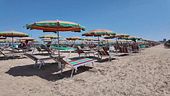 L'estate degli ombrelloni chiusi