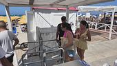 È scontro sui tornelli in spiaggia