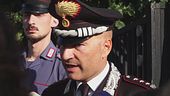 Uccide la moglie e fugge coi figli