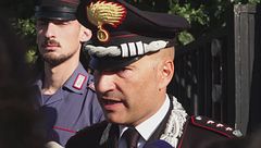 Uccide la moglie e fugge coi figli