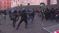 Guerriglia a Roma, "Indegno"