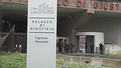 Firenze, violentata in pieno centro