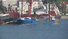 Cargo incagliato, via alla rimozione