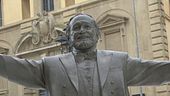 "Sfregio" alla statua di Pavarotti