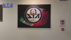 I boss in cella con il telefono