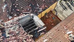 Arriva lo sfratto, incendia la casa