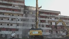 Abbattuta la vela rossa di Scampia