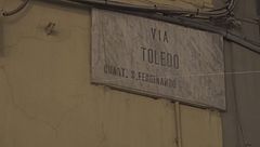 Crollano calcinacci, paura a Napoli