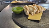Empanadas ripiene di polpo ubriaco con salsa chimichurri alla ligure