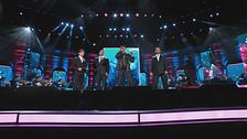 Il Volo e Luca Carboni in "Mare mare"
