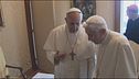L'addio a Papa Francesco: l'incontro tra Bergoglio e Ratzinger