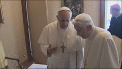 L'addio a Papa Francesco: l'incontro tra Bergoglio e Ratzinger