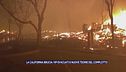 La California brucia: vip evacuati e nuove teorie del complotto