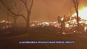 La California brucia: vip evacuati e nuove teorie del complotto