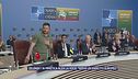 Zelensky in mimetica alza la voce: "Serve un esercito europeo"