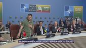 Zelensky in mimetica alza la voce: "Serve un esercito europeo"