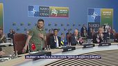 Zelensky in mimetica alza la voce: "Serve un esercito europeo"
