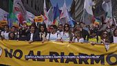 Conte e la piazza contro il riarmo: "Costruiamo l'alternativa a Meloni"