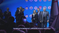 "Chi non salta comunista è", l'Opposizione attacca: "Fascistelli"