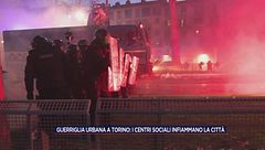 Guerriglia urbana a Torino: i centri sociali infiammano la città