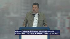 Salvini porta i patrioti in piazza, la sinistra protesta