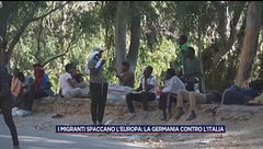 I migranti spaccano l'Europa: la Germania contro l'Italia